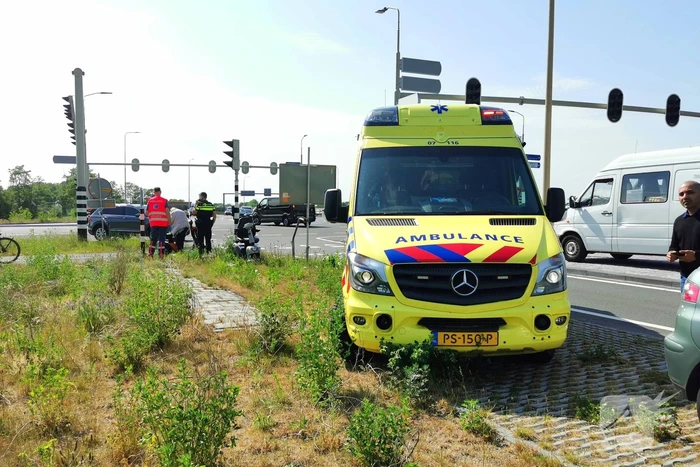 Bestelbus botst op scootmobiel
