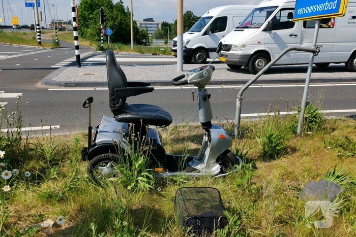 Bestelbus botst op scootmobiel