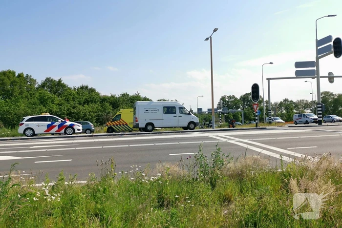 Bestelbus botst op scootmobiel