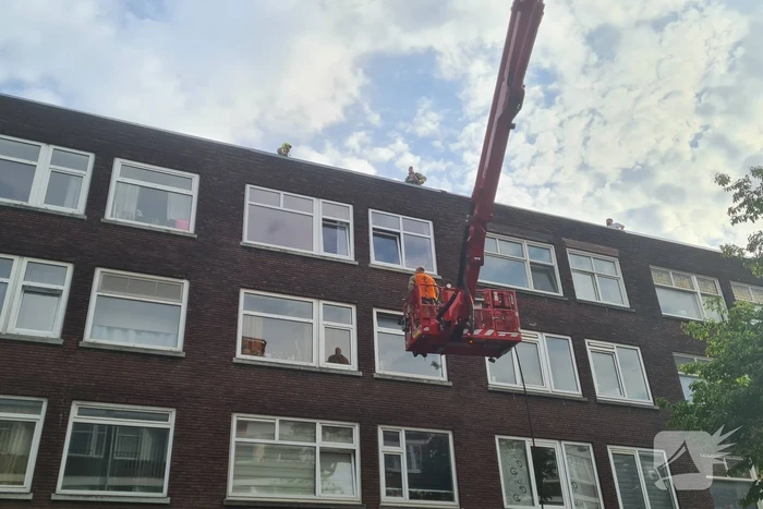 Brand op dak van appartementencomplex
