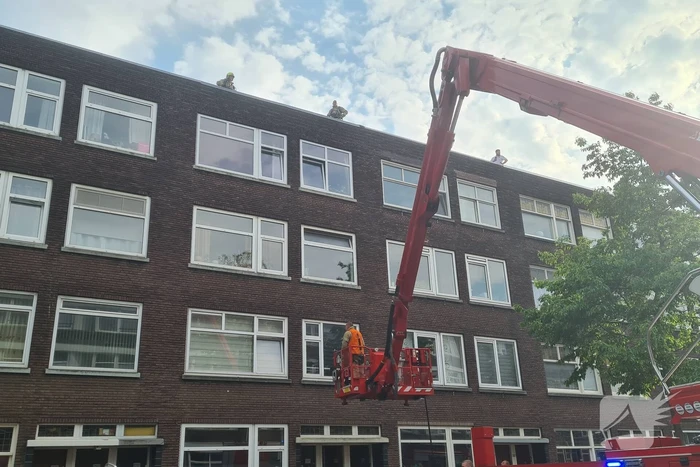Brand op dak van appartementencomplex