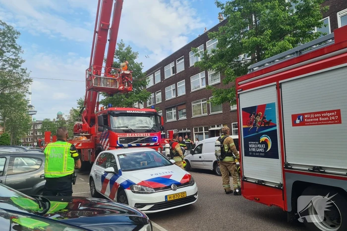 Brand op dak van appartementencomplex