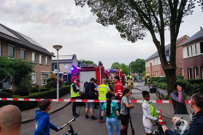Woningbrand trekt veel bekijks van omwonenden