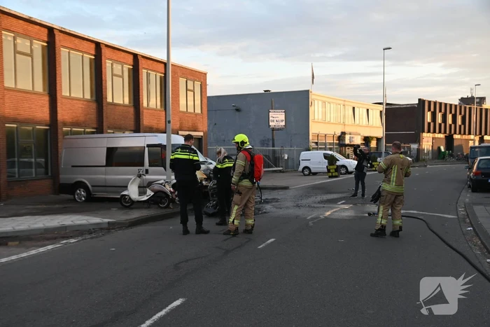 Brommobiel belandt op zijkant na ongeval en brandt volledig uit