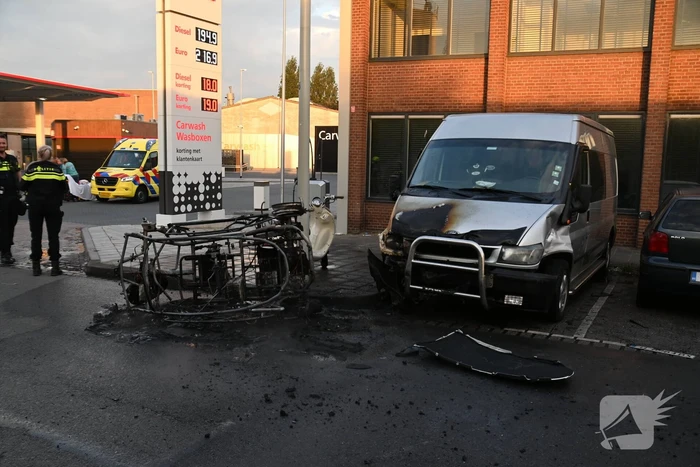 Brommobiel belandt op zijkant na ongeval en brandt volledig uit
