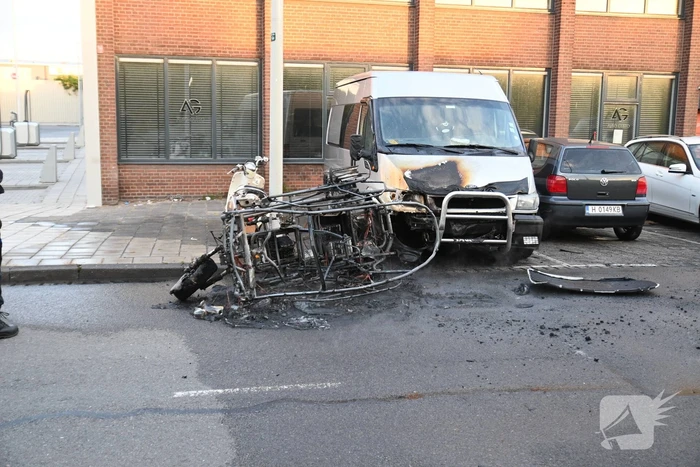 Brommobiel belandt op zijkant na ongeval en brandt volledig uit