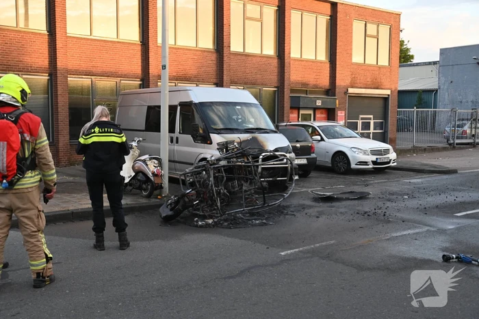 Brommobiel belandt op zijkant na ongeval en brandt volledig uit