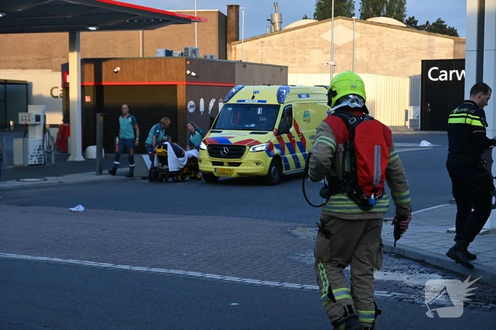 Brommobiel belandt op zijkant na ongeval en brandt volledig uit