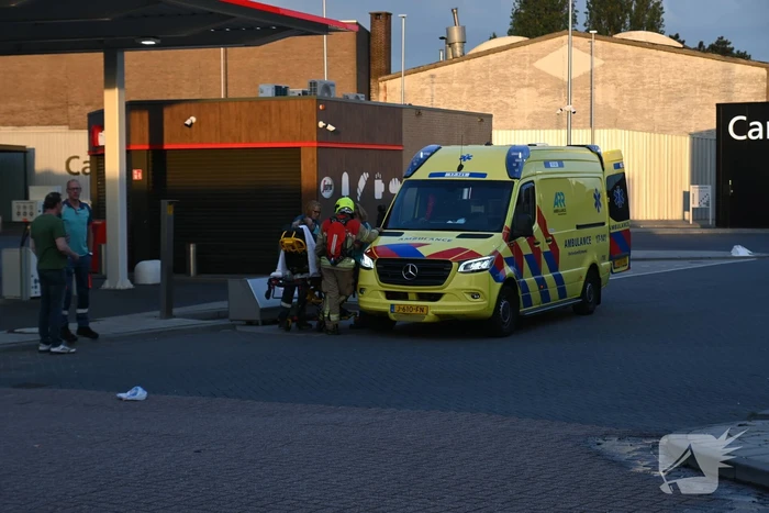 Brommobiel belandt op zijkant na ongeval en brandt volledig uit