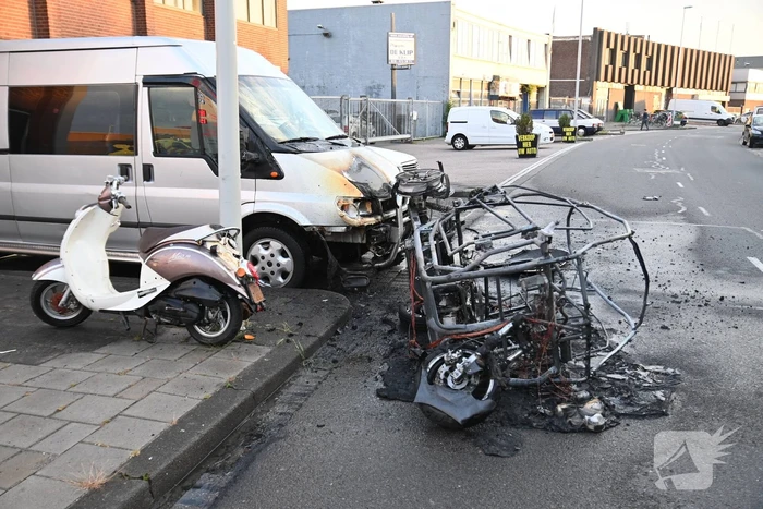 Brommobiel belandt op zijkant na ongeval en brandt volledig uit