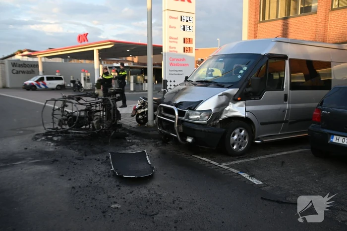 Brommobiel belandt op zijkant na ongeval en brandt volledig uit