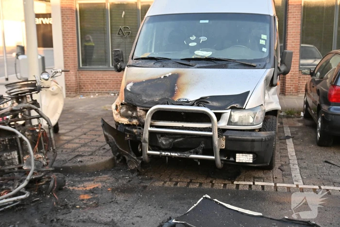 Brommobiel belandt op zijkant na ongeval en brandt volledig uit