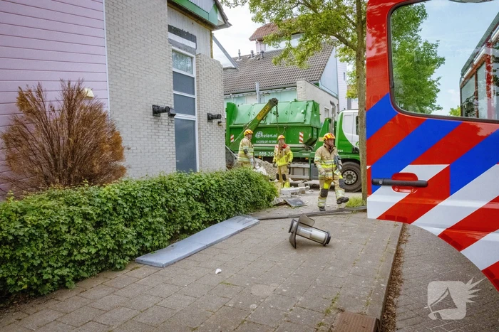 Schade aan woning na botsing met vrachtwagen