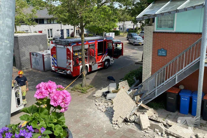 Schade aan woning na botsing met vrachtwagen
