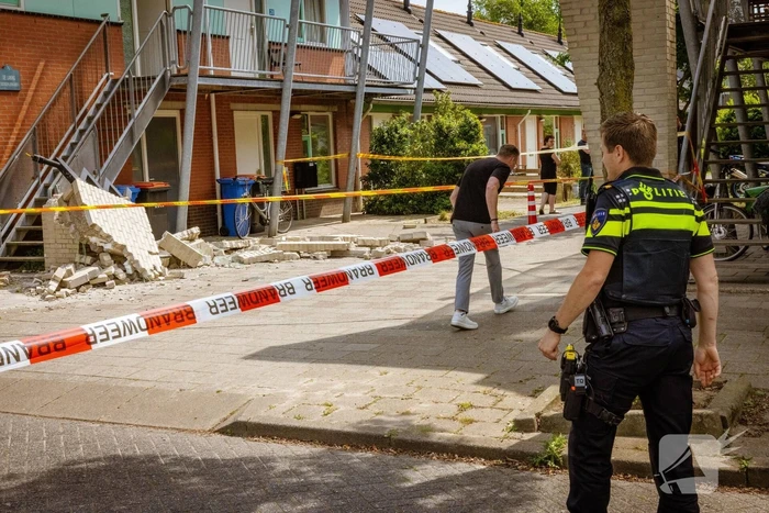 Schade aan woning na botsing met vrachtwagen