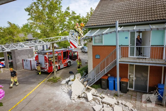 Schade aan woning na botsing met vrachtwagen