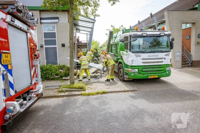 Schade aan woning na botsing met vrachtwagen