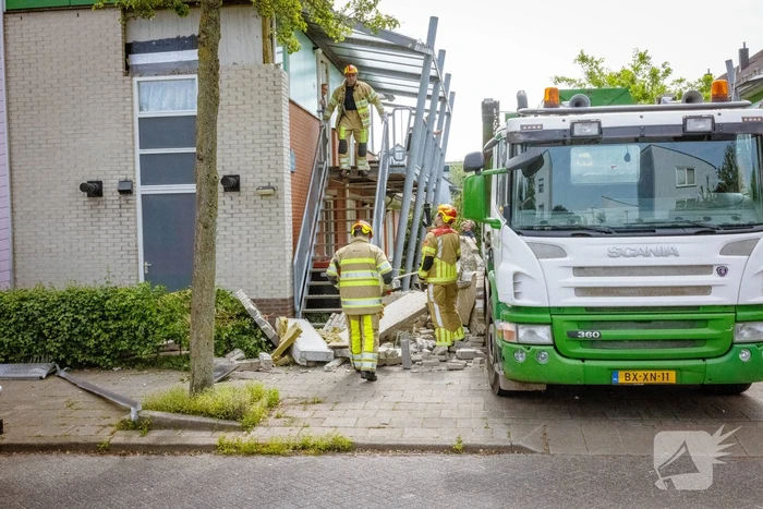 Schade aan woning na botsing met vrachtwagen