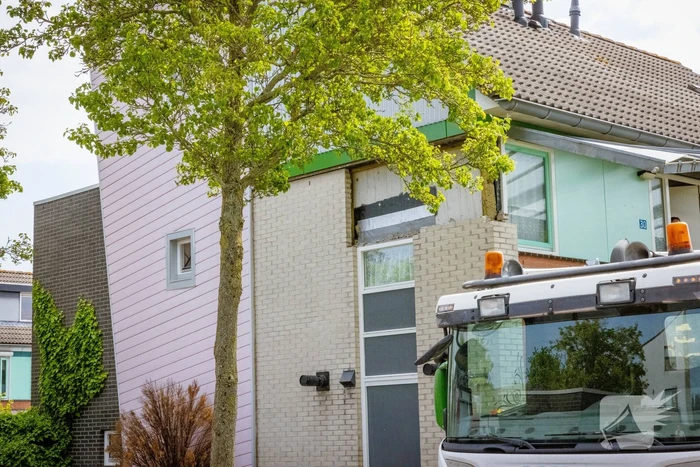 Schade aan woning na botsing met vrachtwagen