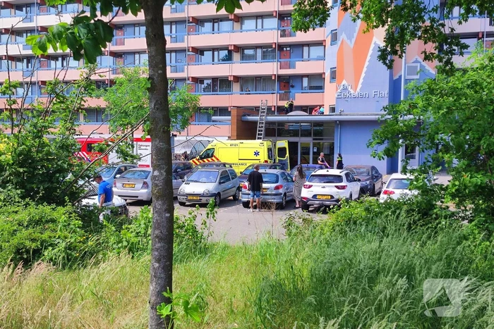 Persoon ernstig gewond bij val op dak flatentree