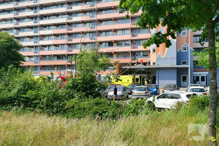 Persoon ernstig gewond bij val op dak flatentree
