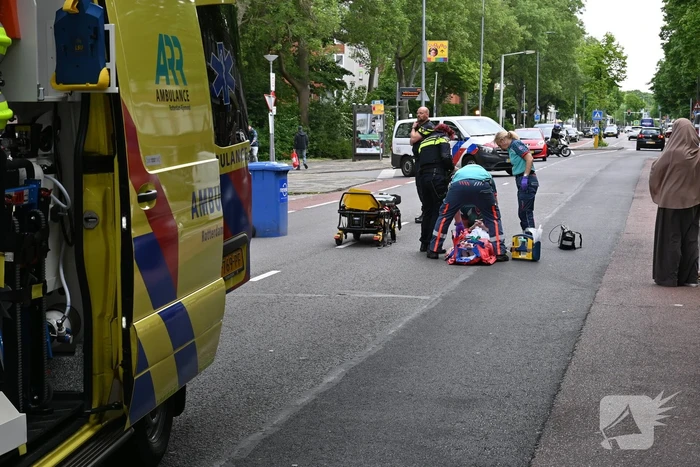 Vrouw gewond bij botsing met personenauto