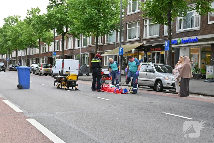 Vrouw gewond bij botsing met personenauto