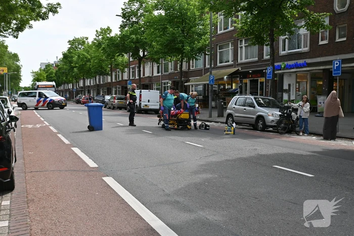 Vrouw gewond bij botsing met personenauto