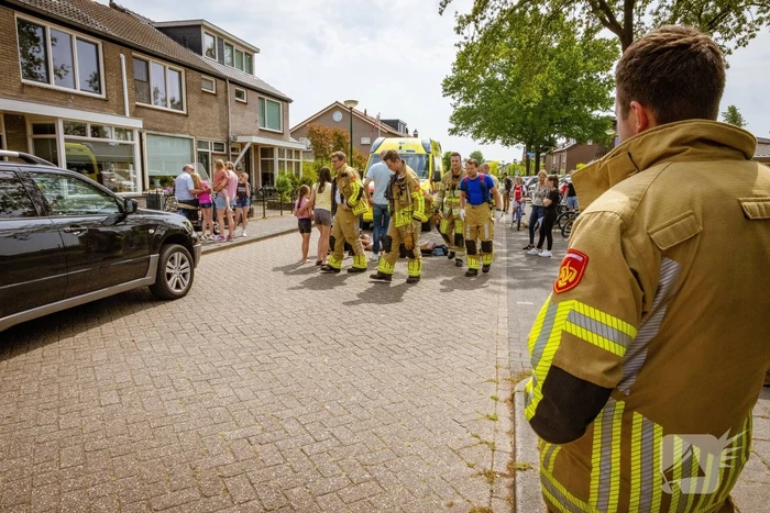 Kind met voet klem tussen spaken van fietswiel