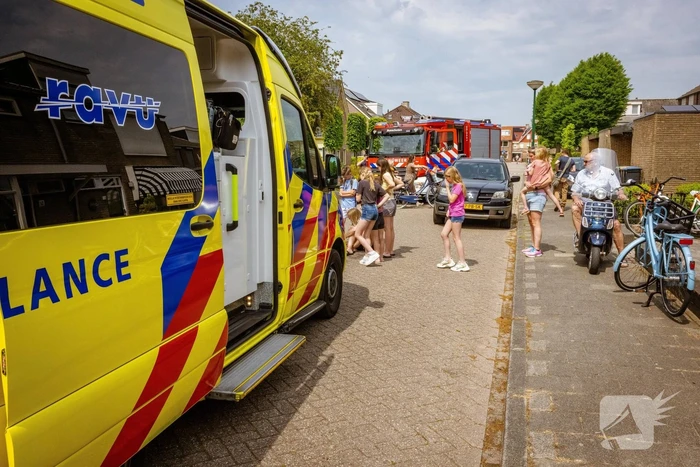 Kind met voet klem tussen spaken van fietswiel