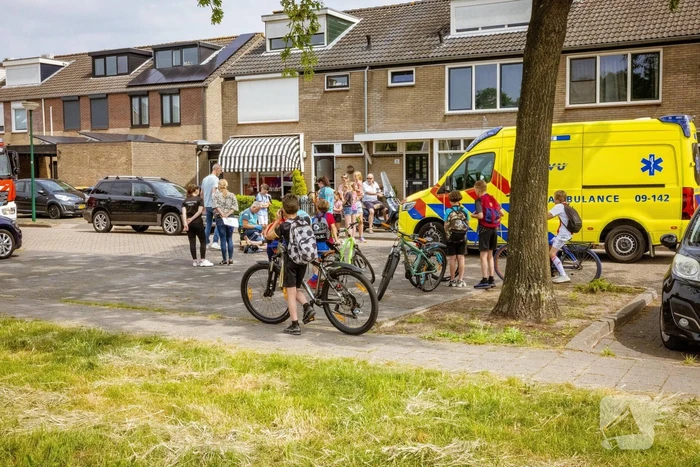 Kind met voet klem tussen spaken van fietswiel