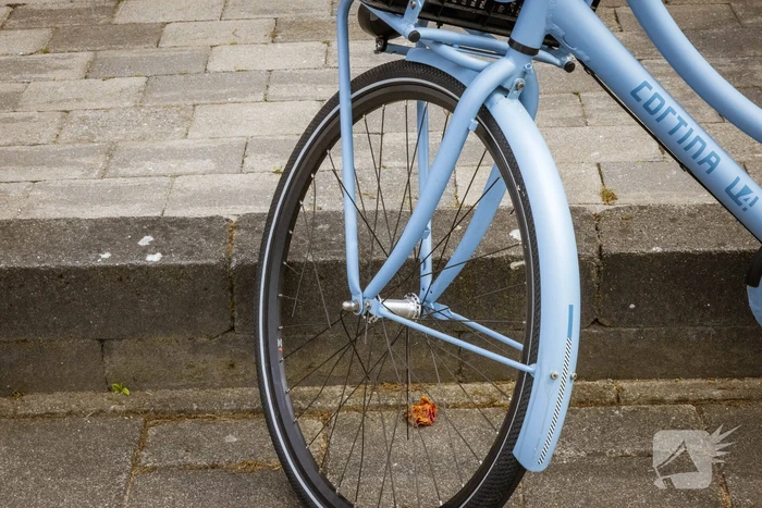 Kind met voet klem tussen spaken van fietswiel