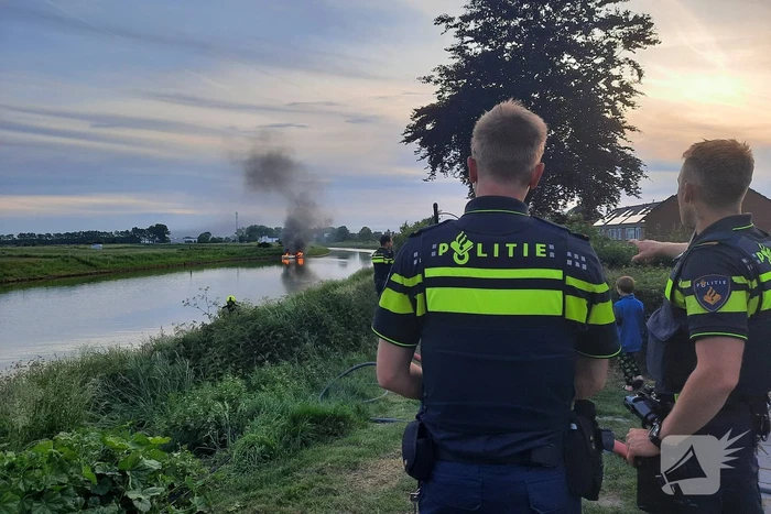 Boot brandt volledig uit