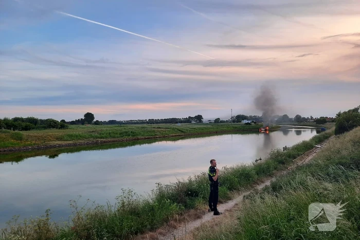Boot brandt volledig uit
