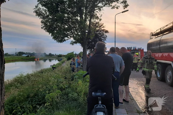 Boot brandt volledig uit