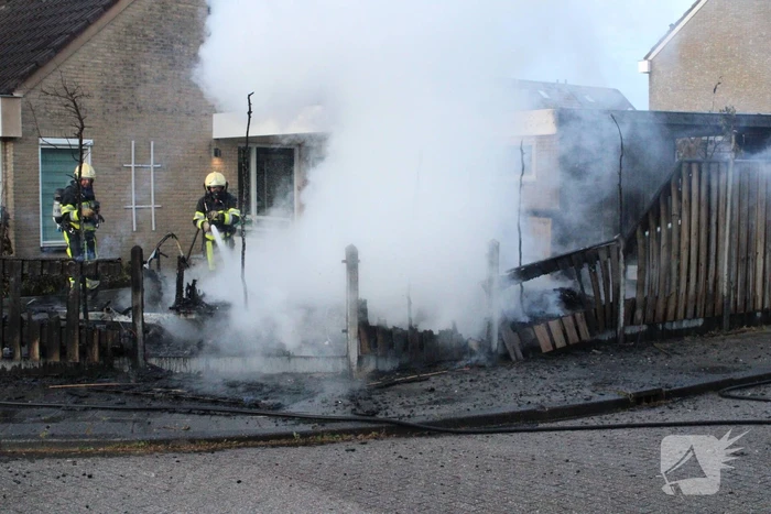 Autobrand slaat over op caravan en woning