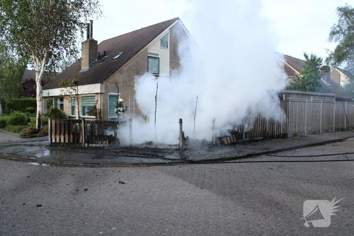 Autobrand slaat over op caravan en woning