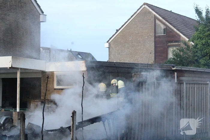 Autobrand slaat over op caravan en woning