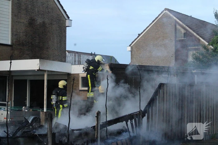 Autobrand slaat over op caravan en woning