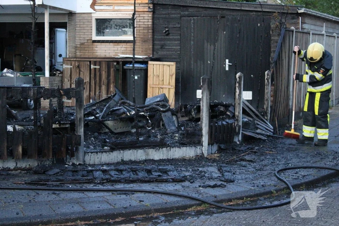 Autobrand slaat over op caravan en woning