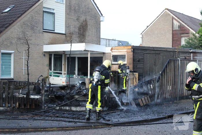 Autobrand slaat over op caravan en woning
