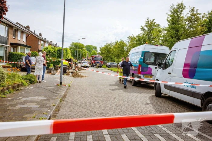 Dakpannen vliegen van dak door blikseminslag