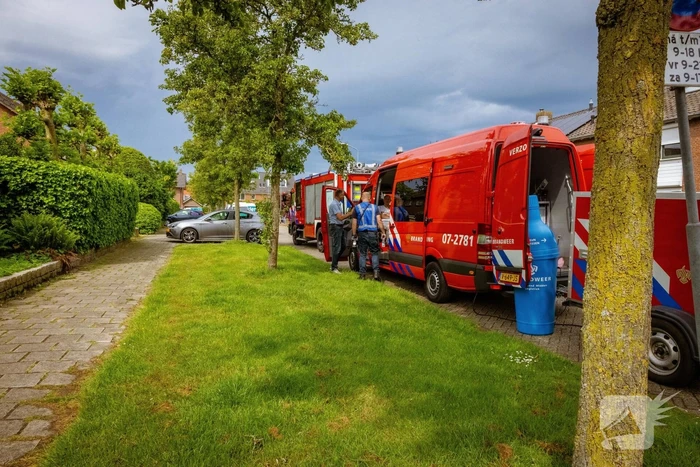 Dakpannen vliegen van dak door blikseminslag