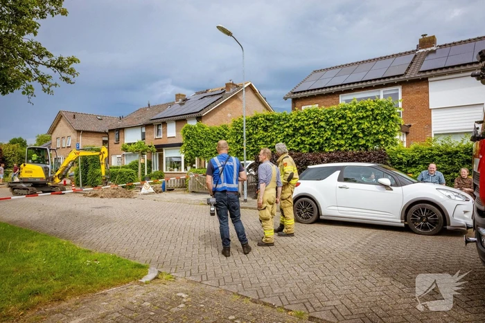 Dakpannen vliegen van dak door blikseminslag