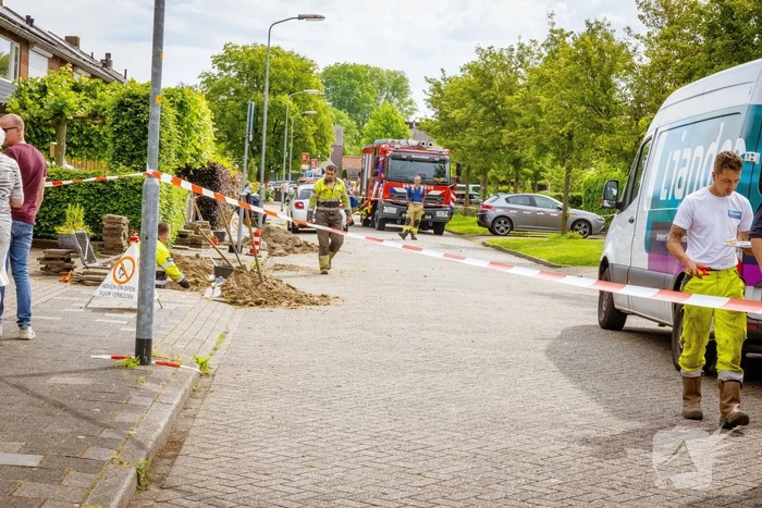 Dakpannen vliegen van dak door blikseminslag