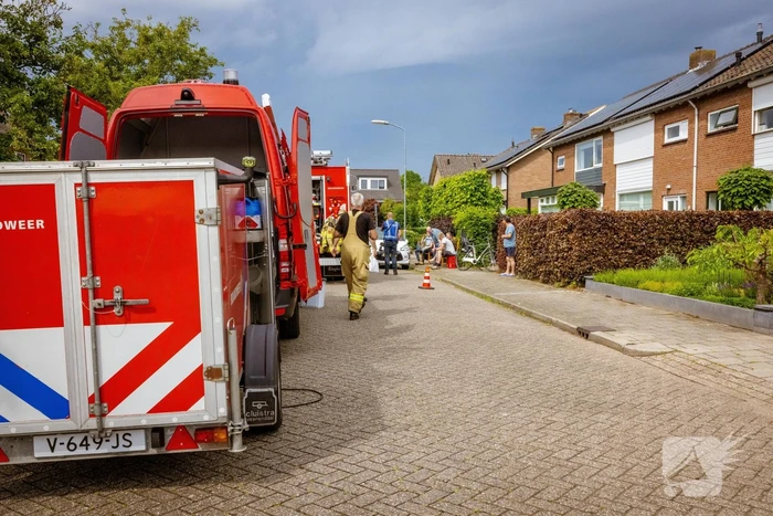 Dakpannen vliegen van dak door blikseminslag