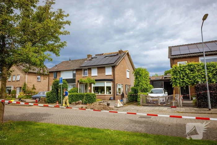 Dakpannen vliegen van dak door blikseminslag