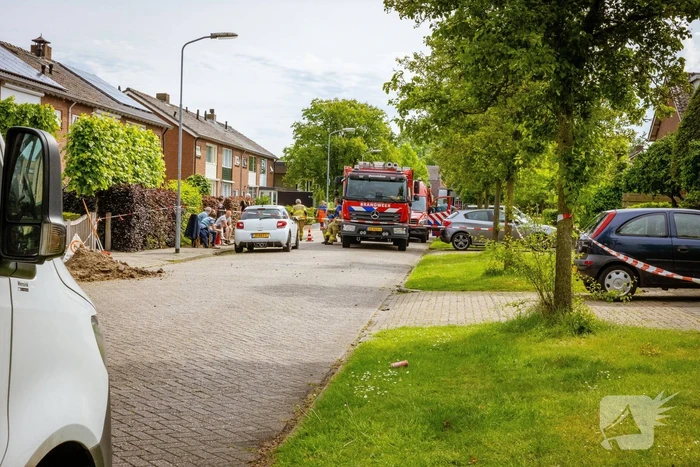 Dakpannen vliegen van dak door blikseminslag
