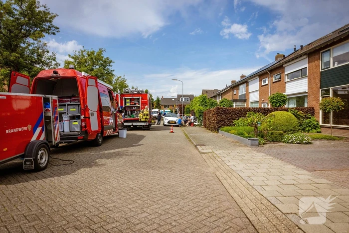 Dakpannen vliegen van dak door blikseminslag