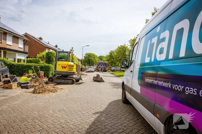 Dakpannen vliegen van dak door blikseminslag